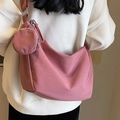 Sac hobo rose en toile avec son porte-monnaie rond assorti porté en bandoulière chic - Rose