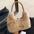Sac à main en peluche beige avec sangle en cuir, boucle métal et étiquette dorée Love - Kaki