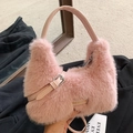 Sac à main rose en fausse fourrure avec poignée en cuir et détail boucle en métal - Rose
