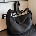 Bolso bandolera de media luna en lona negra minimalista con textura de pana - Negro