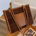 Tragetasche aus karierter Wolle in Dunkelbraun und Grün mit Kette und Ledertasche - Braun