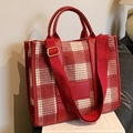 Große rot-weiß karierte Tweed-Tragetasche mit rotem Lederbesatz und breitem Schultergurt - Rot