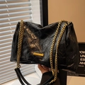 Borsa a tracolla trapuntata nera con catena dorata e finitura in pelle lucida - Nero