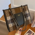 Braune Woll-Tote-Bag mit Karomuster, goldenen Kettenriemen und schwarzem Lederpatch - Schwarz