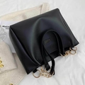 Bolso tote minimalista de piel sintética negra con detalles de cadena dorada y amplio - Estilo básico / Negro