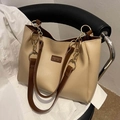 Bolso tote grande de cuero sintético beige con correas marrones y detalles de cadena dorada - Estilo básico / Caqui