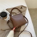 Borsa a secchiello in pelle opaca marrone scuro con manico intrecciato e finiture dorate - caffè
