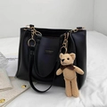 Bolso tote grande negro de cuero sintético con cadena dorada y colgante de oso - Estilo Con Colgante de Oso / Negro