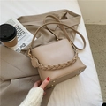 Elegante borsa a secchiello in pelle PU beige con manico intrecciato e oro - Cachi