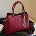 Sac à main de mariage rouge bordeaux avec détails dorés et pendentif perle feuille - Bordeaux