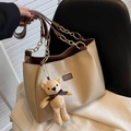 Bolso tote beige grande con correa de cadena dorada y colgante de oso de peluche - Estilo Con Colgante de Oso / Caqui