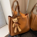 Brown large-capacity tote bag in lychee pattern leather with a cute bear charm - Brown with Pendant