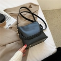 Secchiello nero chic in pelle opaca con tracolla intrecciata per outfit casual - Nero
