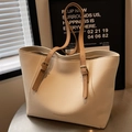 Grote beige tote tas met litchi-textuur, bruine bandjes en gouden accenten - Broken Wit