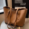 Minimalistische tan lederen tote tas met lange schouderbanden en gouden gespen - Bruin