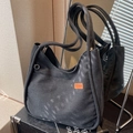 Bolso tote de lona negra de gran capacidad con parche de cuero y correas largas - Negro