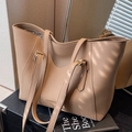 Grote kaki tote tas van hoogwaardig leer met gouden hardware voor vrouwen - Khaki