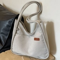 Bolso tote de lona blanco crema con parche de logo de cuero marrón y correa larga - Blanco