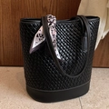 Schwarze gewebte Beuteltasche mit glatten Ledergriffen und geometrischem Seidenschal - Schwarz