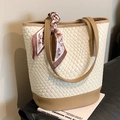 Schicke gewebte Tragetasche in Creme und Khaki mit dekorativem Seidenschal für Damen - Weiß