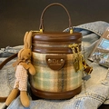 Borsa a secchiello a scacchi verdi e marroni con finiture in pelle e ciondolo coniglio - Verde