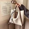 Grand sac cabas beige chic avec lanières brunes et détail foulard rayé - Blanc
