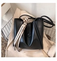 Sac seau minimaliste en cuir noir mat avec foulard en soie imprimé décoratif sur l'anse - Noir