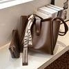 Ensemble cabas marron foncé avec pochette assortie et détail de poignée foulard soyeux - Marron