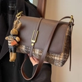 Borsa a tracolla marrone vintage con base in tessuto leopardato e ciondolo a coniglio - Quadretti marroni con ciondolo