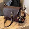 Borsa a tracolla vintage in pelle marrone e quadri con ciondolo a coniglietto - Griglia Rossa Con Ciondolo