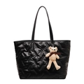 Borsa tote trapuntata nera in tessuto leggero con ciondolo a forma di orso - Nero (Con Ciondolo)