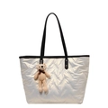 Grande borsa tote trapuntata argento con manici in pelle nera e ciondolo orsetto carino - Bianco Riso (con Pendaglio)