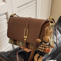 Borsa a tracolla vintage in pelle marrone con pannello a quadri verdi e ciondolo a coniglio - Quadri Marroni Senza Ciondolo