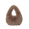 Bolso de mano de felpa marrón con asa recortada y textura suave de piel sintética - Camel