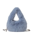 Bolso de peluche azul claro con forma triangular, cadena de metal y detalle de perla - Azul