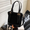 Schwarze Retro-Eimertasche mit Steppmuster, Goldbeschlägen und Kettenriemen - Schwarz