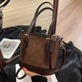 Dunkelbraune matte Tote-Bag mit Rautensteppung und eleganten goldenen Beschlägen - Kaffeebraun