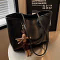Grand sac cabas noir en similicuir grainé avec un charmant pendentif lapin mignon - Avec Pendentif Lapin / Noir Avec Pendentif