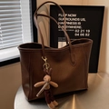 Grand sac cabas en cuir marron foncé avec un joli pendentif lapin en peluche pour femme - Avec Pendentif Lapin / Café Avec Breloques