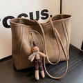 Grand sac cabas en cuir marron foncé avec texture vintage et charmant lapin suspendu - Avec Pendentif Lapin / Boue avec Pendentif