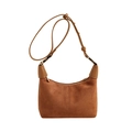 Borsa a mezzaluna minimalista in pelle scamosciata marrone con tracolla regolabile su bianco - Cachi