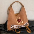 Bolso de hombro marrón de ante sintético con bordado de oso y letras de estilo strong - Marrón