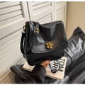Detalle de bolso bandolera retro de cuero negro con elegante cierre de flor dorada - Negro