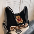 Bolso bandolera vintage negro de ante con parche de oso y bordado STRONG - Negro