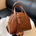 Retro karamellbraune Boston-Tasche aus Leder mit goldenen Beschlägen und Gurt - Braun
