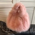 Sac à main rose en fausse fourrure pelucheuse avec élégante bandoulière chaîne - Rose