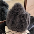 Sac chaîne chic en fausse fourrure gris foncé avec texture peluche et bandoulière argent - Gris