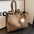 Sac cabas marron en cuir texturé avec charm en peluche et longues anses - Khaki