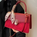 Borsa a mano rossa in ecopelle con chiusura dorata e foulard di seta con cuori - Rosso