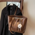 Grand sac cabas marron en cuir avec charme en peluche mignon pour le trajet quotidien - café